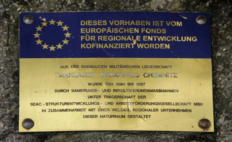 1920px-Zeisigwald_Tanklager_Plakette_Renaturierung_LvT, Lord van Tasm CC BY-Sa 3.0.JPG