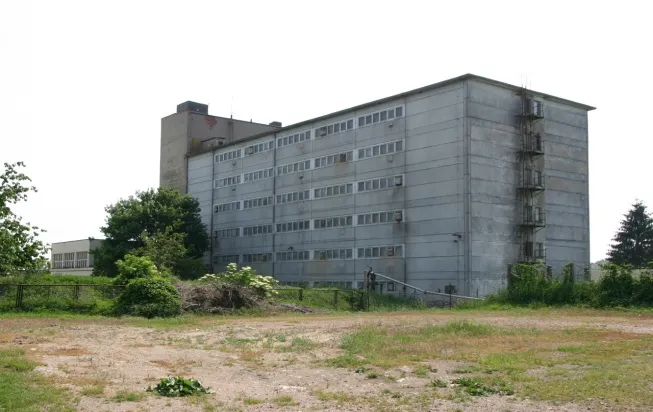 2011-05_Maasdorf_02, das Schweinehochhaus in Sachsen-Anhalt, CC BY 3.0, Ralf Lolys (Sicherlich).jpg