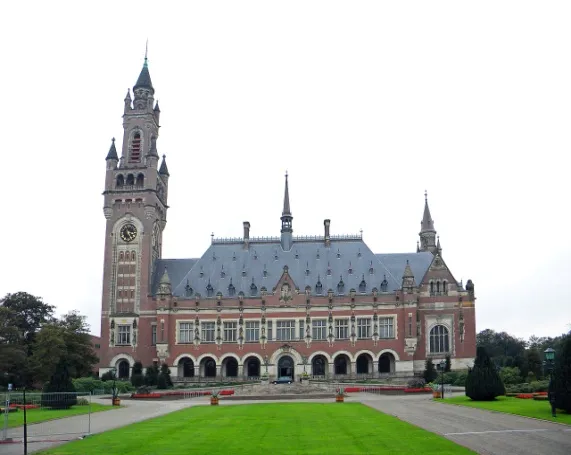 Friedenspalast in Den_Haag, 1913 fertiggestellt im Neoklassischen Stil, aufgrund der vielen Friedensinitiativen , Dierk Schaefer, CC BY 2.0.jpg