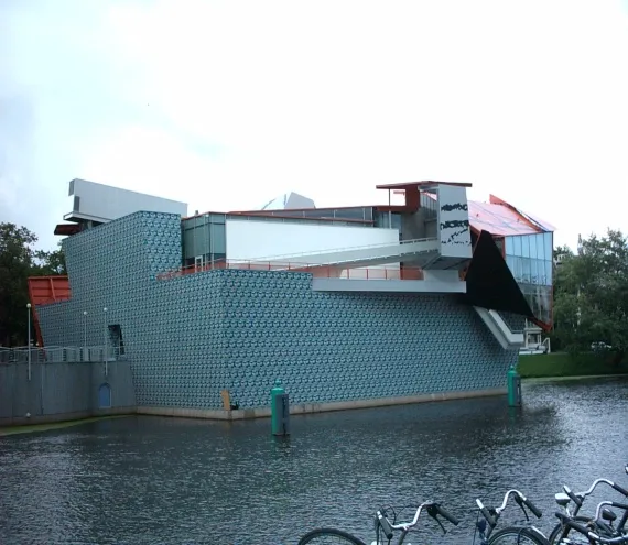 Groninger-museum, Andre Engels, CC BY 1.0.jpg