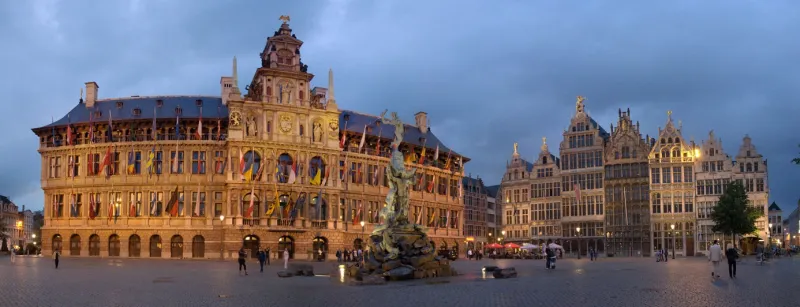 Grote_Markt_at_night_(Antwerpen), Maros, CC BY-SA 3.0.jpg