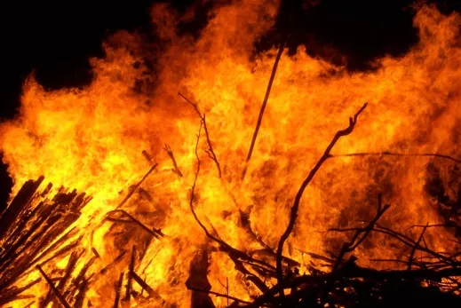 Large_bonfire, Fir0002, CC BY-Sa 3.0.jpg
