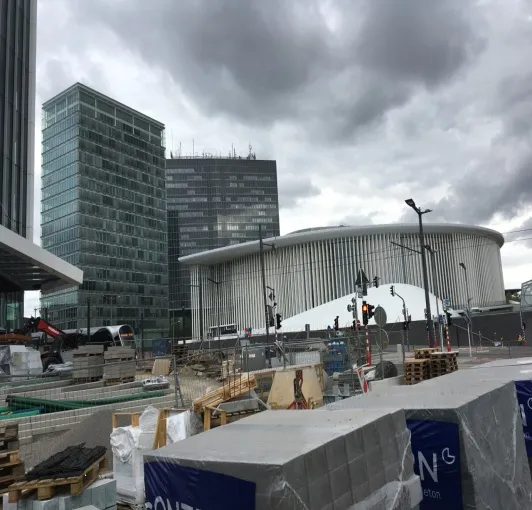 Philharmonie auf dem Kirchberg und Baustell als Symbol, dass Europa wächst.jpg