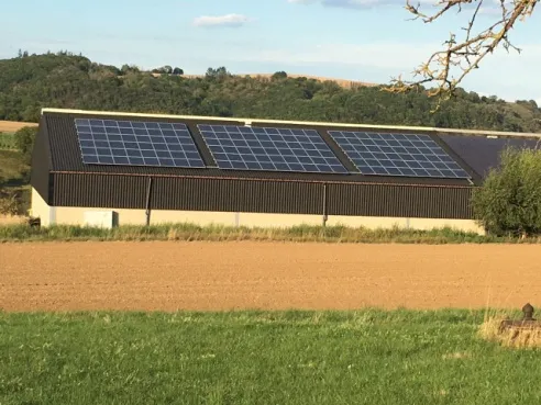 Photovoltaik auf einem landwirtschaftlichen Gebäude.jpg