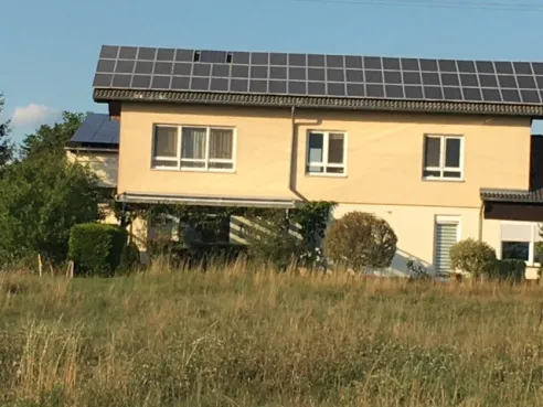 Photovoltaik auf einem Wohnhaus.jpg