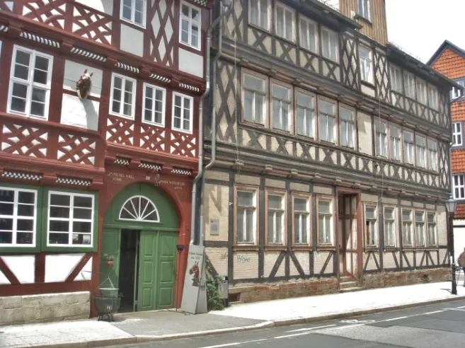 unser Foto, Quedlinburg, ein restauriertes und ein noch altes Haus auf einem Bild.JPG