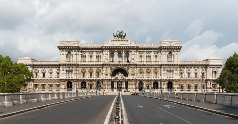 Courthouse_facade,_Rome,_Italy, Der oberste Gerichtshof Corte Di Cassazione, Rom am Tiger Justizpalast, Jebulon CCO,.jpg