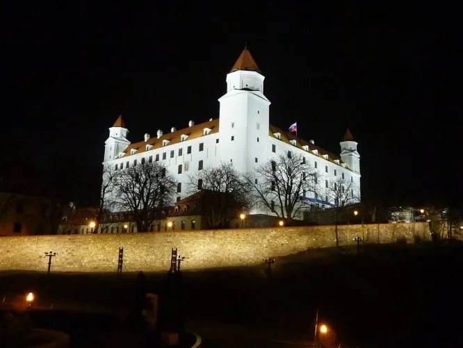 Slowakei, Bratislava_bei_Nacht, Burg Bratislava, Riki 1979, Wikimedia Commons.jpg