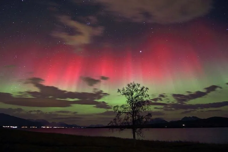 Schweden bzw. Norwegen, rare red_and_green_auroras just outside Tromsoe 2011, Frank Olsen, CC BY-SA 3.0
