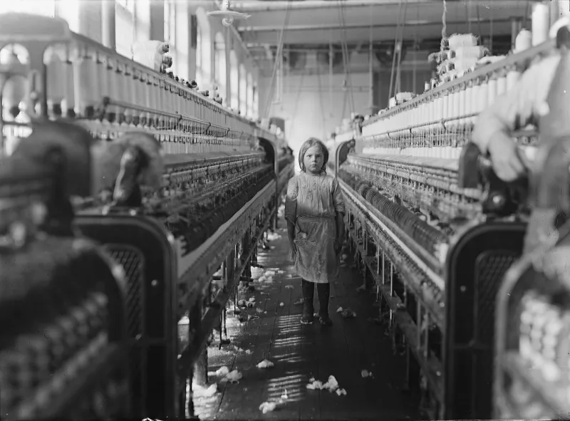 Kinderarbeit in einer Spinnfabrik in S.C., USA, 1908, Lewis W. Hine for the National Child Labor Committeee, gemeinfrei