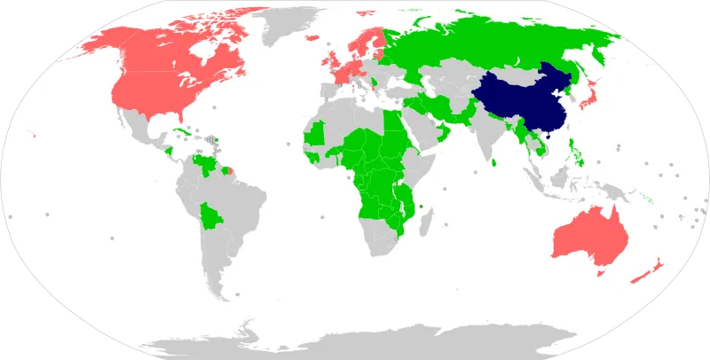 World_map_of_opinions_on_Xinjiang_camps, rot Ablehnung, grün wohlwollend zur Internierung, grau keine Position; Gaiba, CC BY-SA 4.0