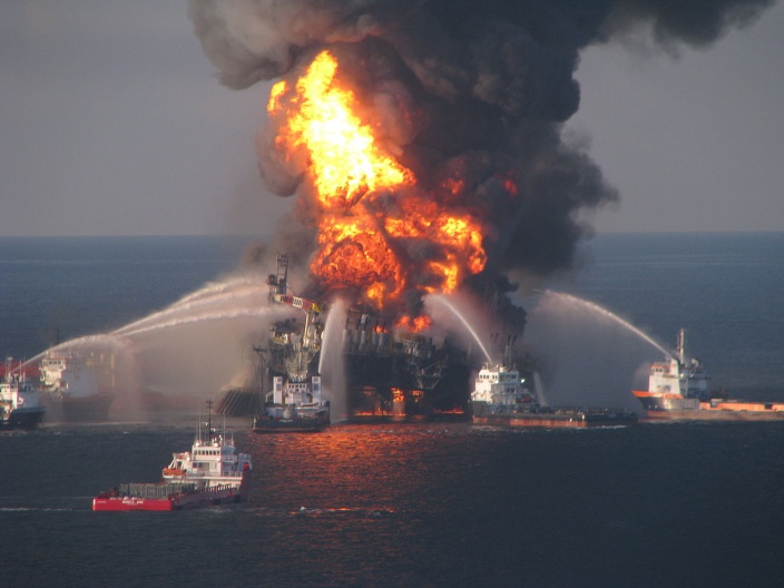 1280px-Deepwater_Horizon_offshore_drilling_unit_on_fire, Public Domain.jpg