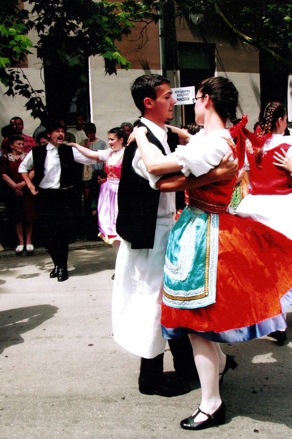 Ungarn, National_costume_and_dance_Csárdás.jpg