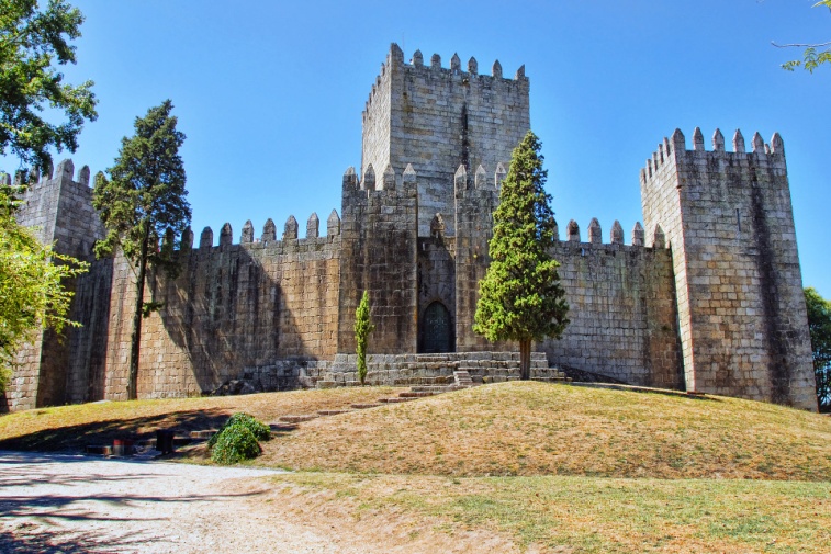 _Castelo_de_Guimarães, Hauptsymbol für Portugals Unabhängigkeit, romanische Festung, um 1050 zum Schutz vor Arabern und Normannen, CC BY-Sa 3.0.jpg