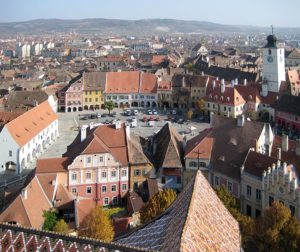 Rumänien, Sibiu, Blick vom Turm der ev. Stadtpfarrkirche auf den kleinen Ring mit Ratsturm, Mätes II., CC By-Sa 3.0.jpg